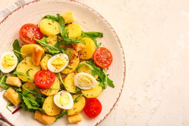 Hafif arka planda yumurta ve domatesli lezzetli patates salatası.