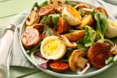 Tahta masada yumurta ve mantarlı lezzetli patates salatası, yakın plan.