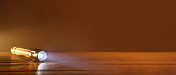 Светящийся Современный Фонарик Деревянном Столе Темном Фоне Пространством Текста — стоковое фото