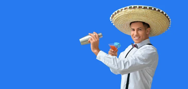 Przystojny Meksykański Barman Sombrero Kapeluszu Niebieskim Tle Miejscem Tekst — Zdjęcie stockowe