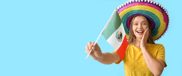 幸せな若い女性でSombreroの帽子と旗のメキシコのライトブルーの背景とテキストのためのスペース — ストック写真