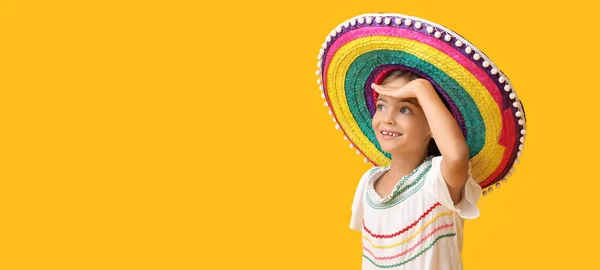 Boldog Kis Mexikói Lány Sombrero Kalap Sárga Háttér Hely Szöveges — Stock Fotó
