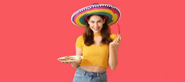 Piękna Młoda Meksykanka Smaczną Quesadillą Papryką Chili Czerwonym Tle — Zdjęcie stockowe