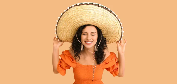 Mulher Mexicana Bonita Chapéu Sombrero Fundo Bege — Fotografia de Stock