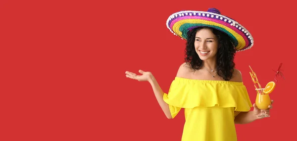 Schöne Frau Sombrero Hut Und Mit Cocktail Auf Rotem Hintergrund — Stockfoto