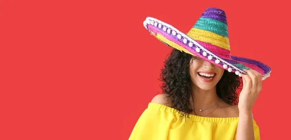 Mulher Feliz Bonita Chapéu Sombrero Fundo Vermelho Com Espaço Para — Fotografia de Stock