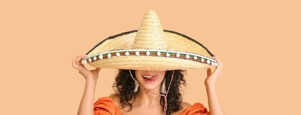 Прекрасна Мексиканська Жінка Сомбреро Бежевому Фоні — стокове фото