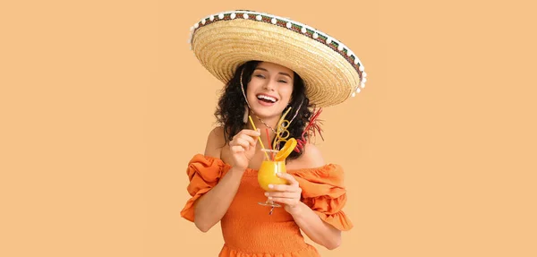 Bella Donna Messicana Cappello Sombrero Con Cocktail Sfondo Beige — Foto Stock