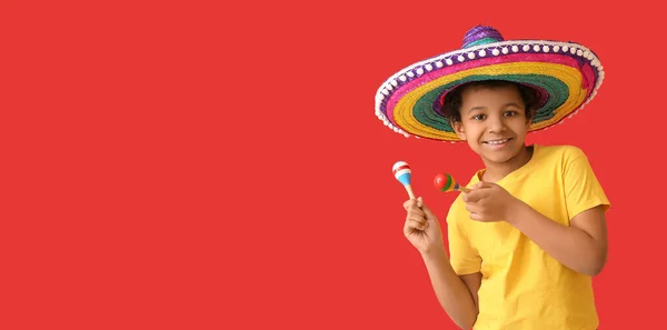 Zabawny Meksykański Chłopiec Sombrero Kapeluszu Marakasami Czerwonym Tle Miejscem Tekst — Zdjęcie stockowe
