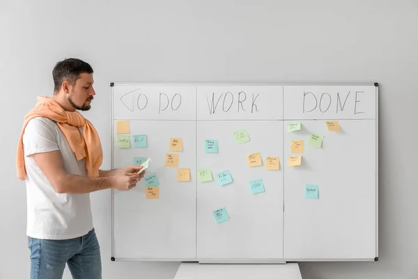 Young Businessman Sticky Notes Scrum Task Board Office — Stock Photo, Image
