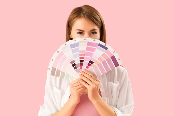 Mulher Bonita Com Paletas Cores Tinta Fundo Rosa — Fotografia de Stock