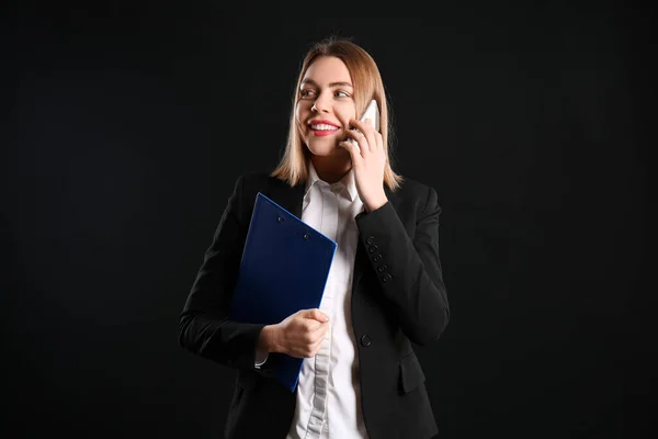 Жіночий Бізнес Консультант Буфера Розмовляє Мобільним Телефоном Чорному Тлі — стокове фото