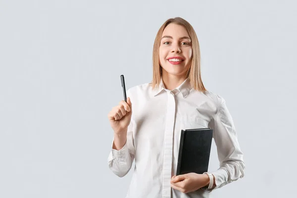 Female Business Consultant Pen Notebook Grey Background — Stock Photo, Image