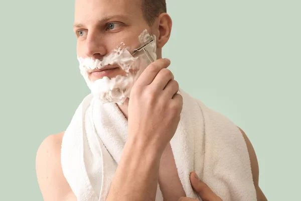 Young Man Shaving Green Background — Stock Photo, Image