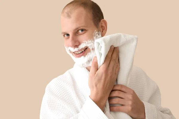 Young Man Shaving Beige Background — Stock Photo, Image