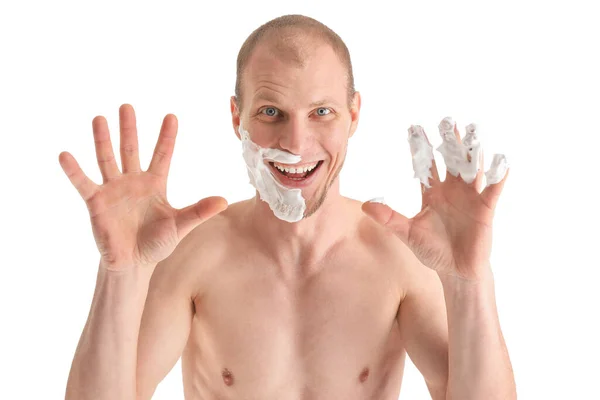 Αστείος Νεαρός Άνδρας Αφρό Ξυρίσματος Στο Πρόσωπο Λευκό Φόντο — Φωτογραφία Αρχείου