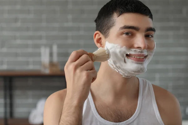 Junger Mann Sprüht Rasierschaum Auf Gesicht Badezimmer — Stockfoto