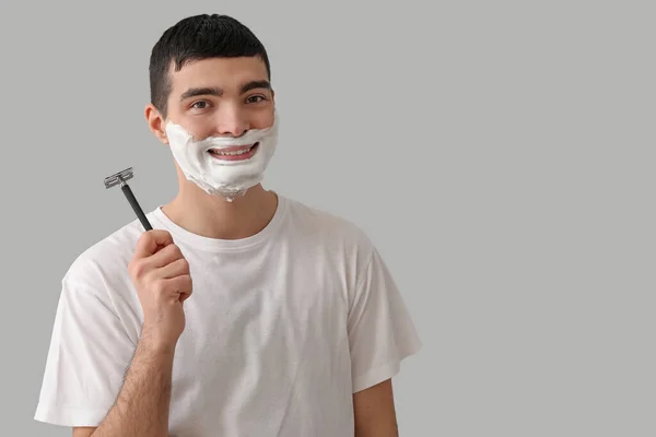 Jovem Barbear Contra Fundo Claro — Fotografia de Stock