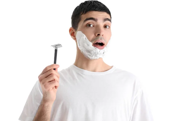 Νεαρός Άνδρας Ξυρίζεται Λευκό Φόντο — Φωτογραφία Αρχείου