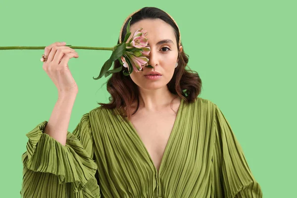 Mujer Joven Vestido Con Flores Alstroemeria Sobre Fondo Verde Primer —  Fotos de Stock