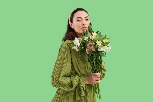 Молодая Женщина Платье Альстромерией Цветы Зеленом Фоне — стоковое фото