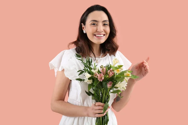 Ung Kvinna Klänning Med Alstroemeria Blommor Rosa Bakgrund — Stockfoto