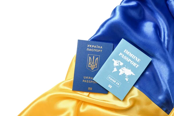 Pasaportes Ucranianos Inmunes Con Bandera Sobre Fondo Blanco Primer Plano —  Fotos de Stock