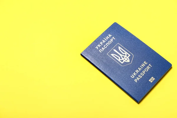 Sarı Arka Planda Ukrayna Pasaportu — Stok fotoğraf