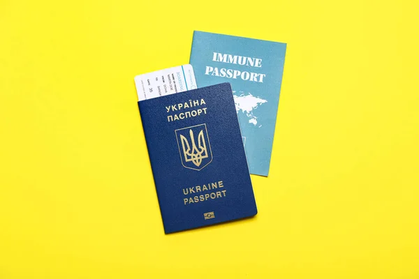 黄色背景的乌克兰护照和豁免护照 — 图库照片