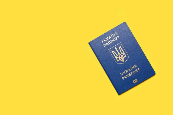 黄色の背景にウクライナのパスポート — ストック写真