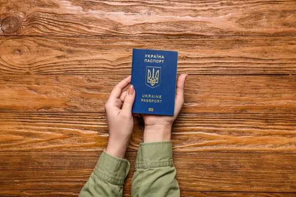 Femme Avec Passeport Ukrainien Sur Fond Bois — Photo