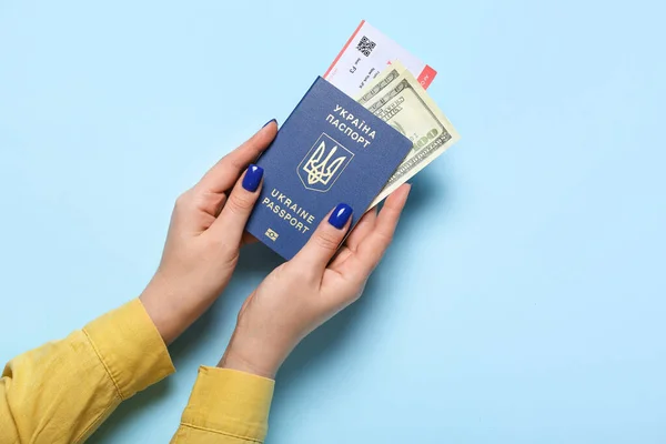 Mulher Com Passaporte Ucraniano Bilhete Dinheiro Fundo Azul — Fotografia de Stock