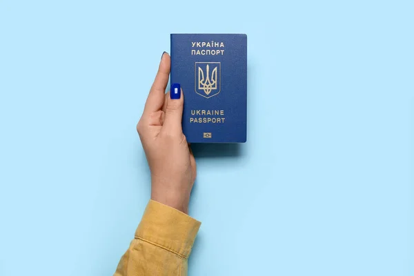 Žena Ukrajinským Pasem Modrém Pozadí — Stock fotografie