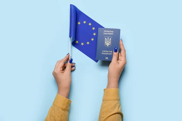 Γυναίκα Ουκρανικό Διαβατήριο Και Σημαία Της Ευρωπαϊκής Ένωσης Μπλε Φόντο — Φωτογραφία Αρχείου