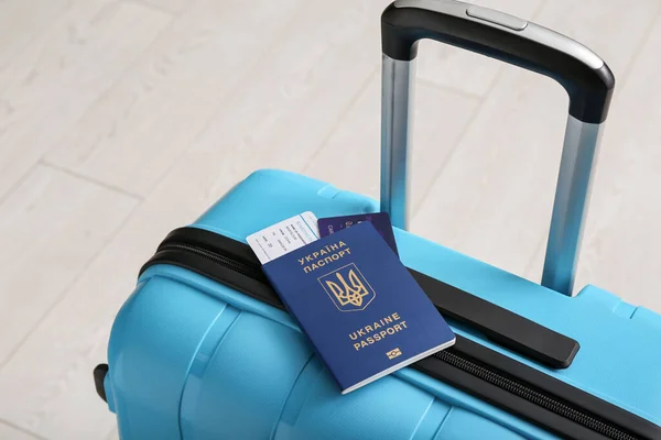 Βαλίτσα Ουκρανικό Διαβατήριο Λευκό Ξύλινο Φόντο Κοντινό Πλάνο — Φωτογραφία Αρχείου