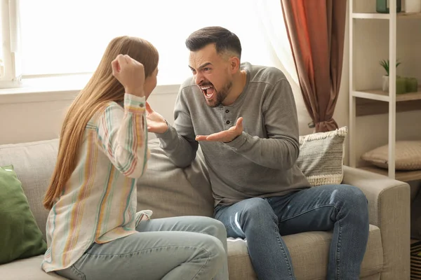 自宅で口論する怒っている若いカップル 家庭内暴力の概念 — ストック写真