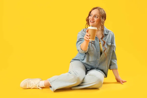Mooie Roodharige Vrouw Met Kopje Koffie Zittend Gele Achtergrond — Stockfoto