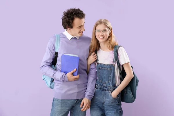 Couple Adolescent Avec Livres Sur Fond Lilas — Photo