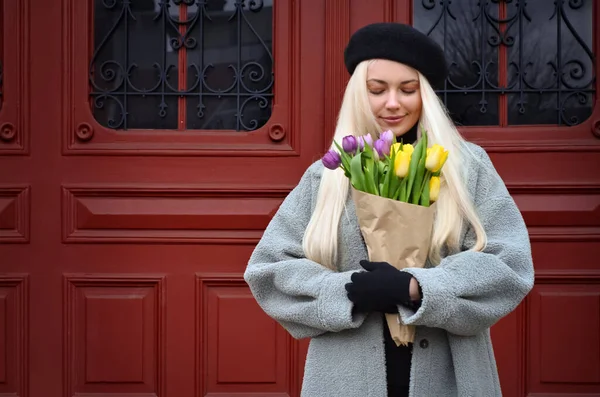 Young Woman Bouquet Tulips Door City Street — Stock Photo, Image