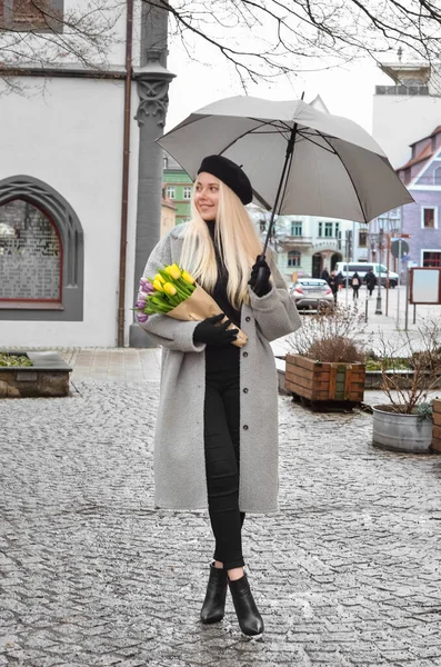 Ung Kvinna Med Bukett Tulpaner Och Paraply Stadens Gata — Stockfoto