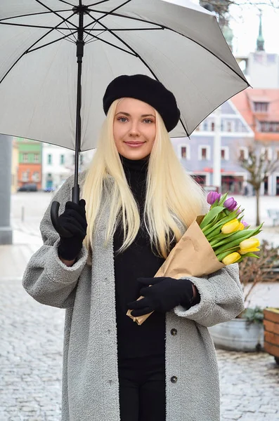 Ung Kvinna Med Bukett Tulpaner Och Paraply Stadens Gata — Stockfoto