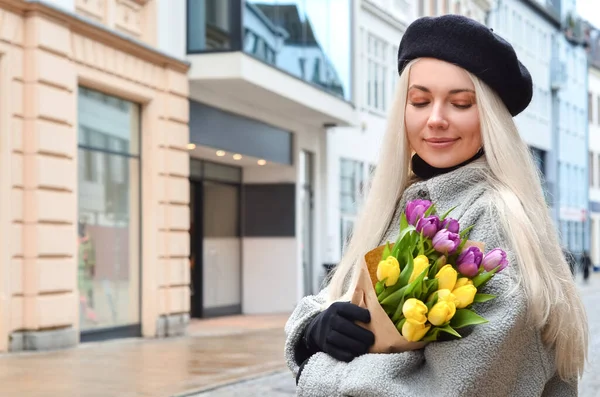 Young Woman Bouquet Tulips City Street — Stock Photo, Image