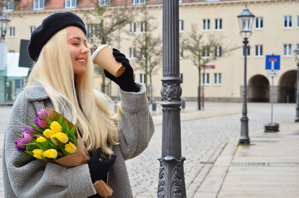 Ung Kvinna Med Tulpaner Och Kopp Kaffe Stadens Gata — Stockfoto