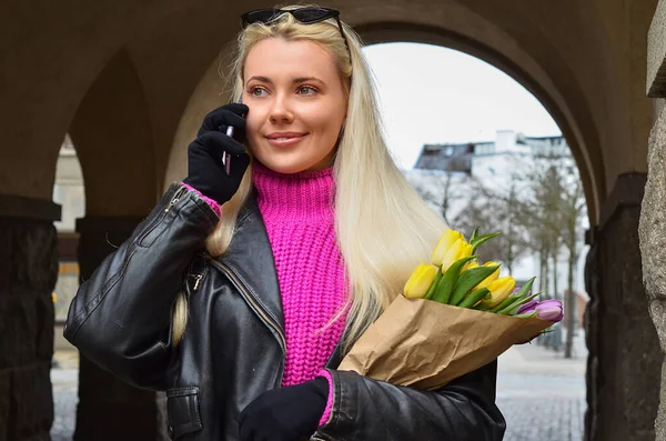 꽃다발을 시가지에서 전화로 이야기하는 — 스톡 사진