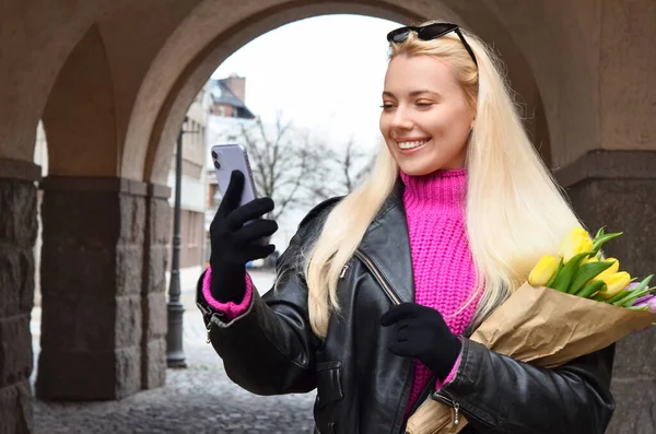 Ung Kvinna Med Bukett Tulpaner Med Hjälp Mobiltelefon Stadens Gata — Stockfoto