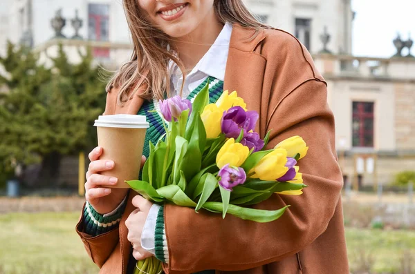 Young Woman Tulips Cup Coffee Park Closeup — Stock Photo, Image