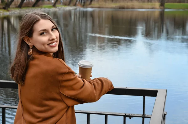 Stijlvolle Jonge Vrouw Met Kopje Koffie Dijk — Stockfoto