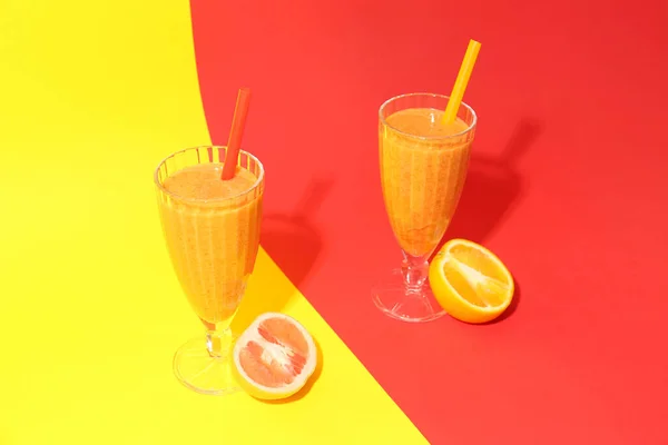 Gläser Mit Gesundem Orangen Und Grapefruit Smoothie Auf Buntem Hintergrund — Stockfoto