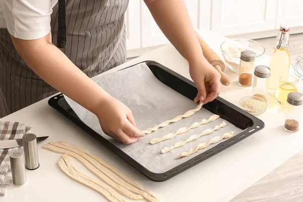Mulher Preparando Italiano Grissini Mesa Cozinha Close — Fotografia de Stock