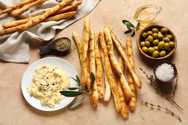 Grissini Italien Savoureux Assiettes Avec Beurre Olives Sur Fond Beige — Photo
